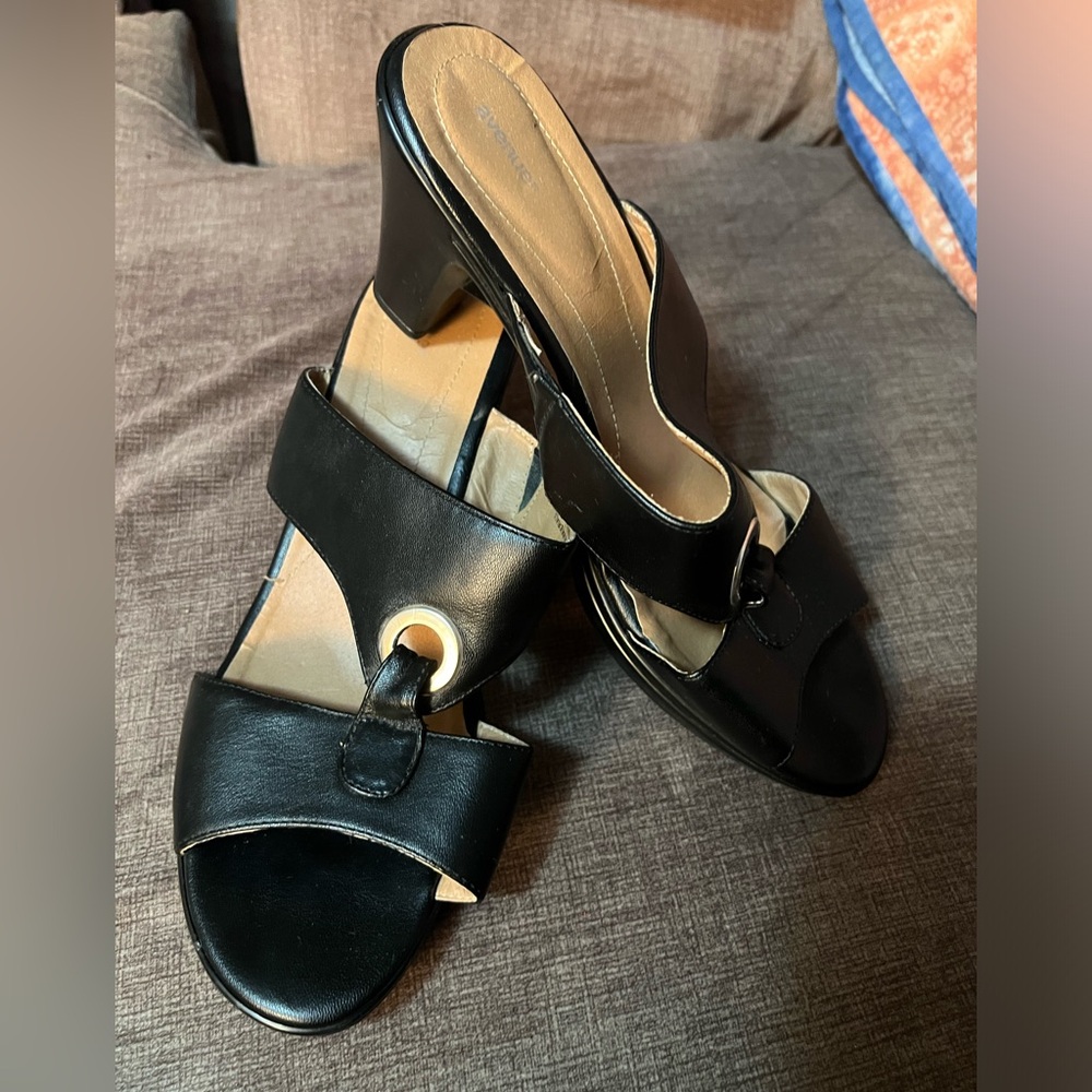 Black Sandal Size 11W - Picture 3 of 7